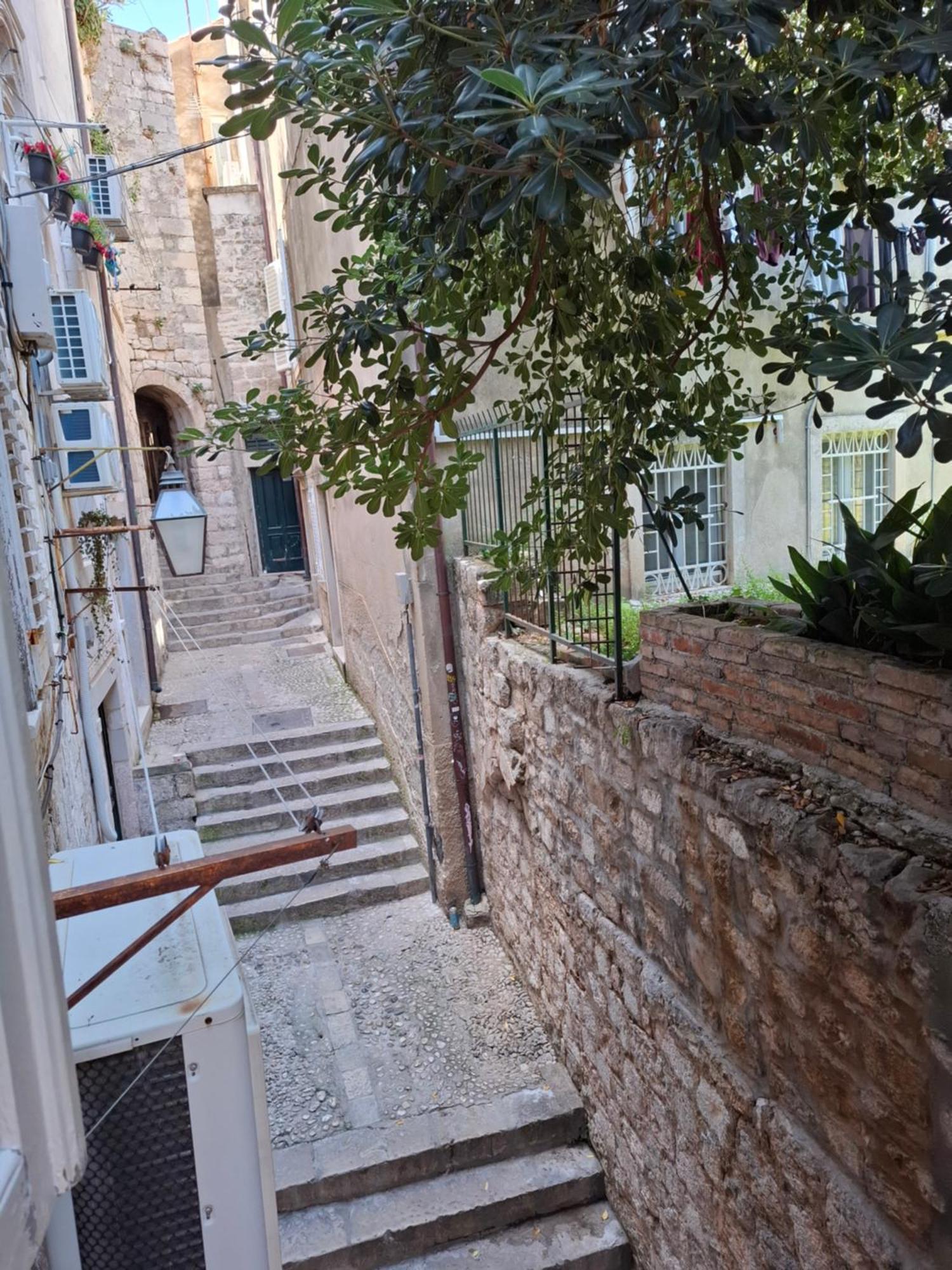 Ella Apartment *